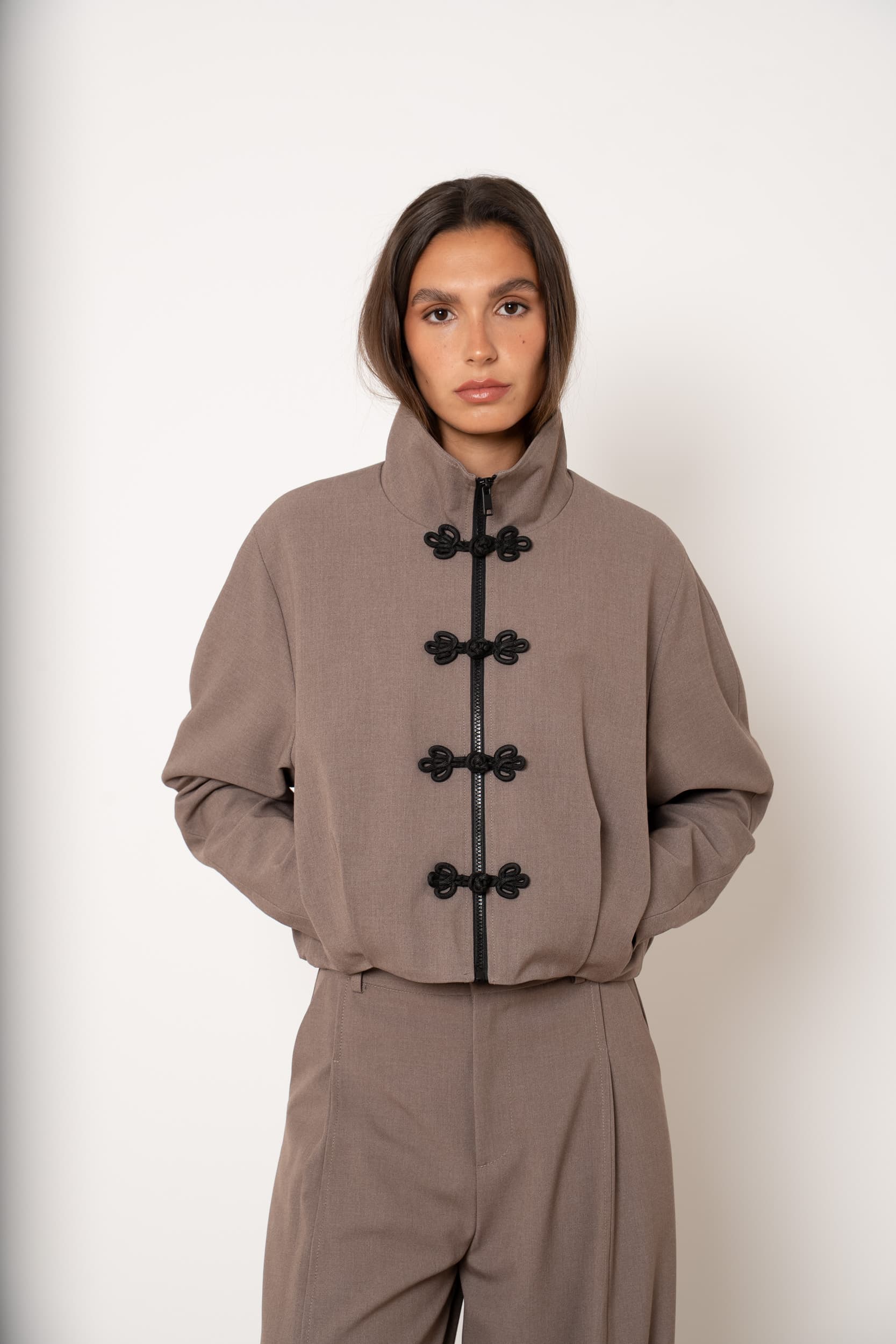 VESTE SORA À BRANDEBOURGS TAUPE