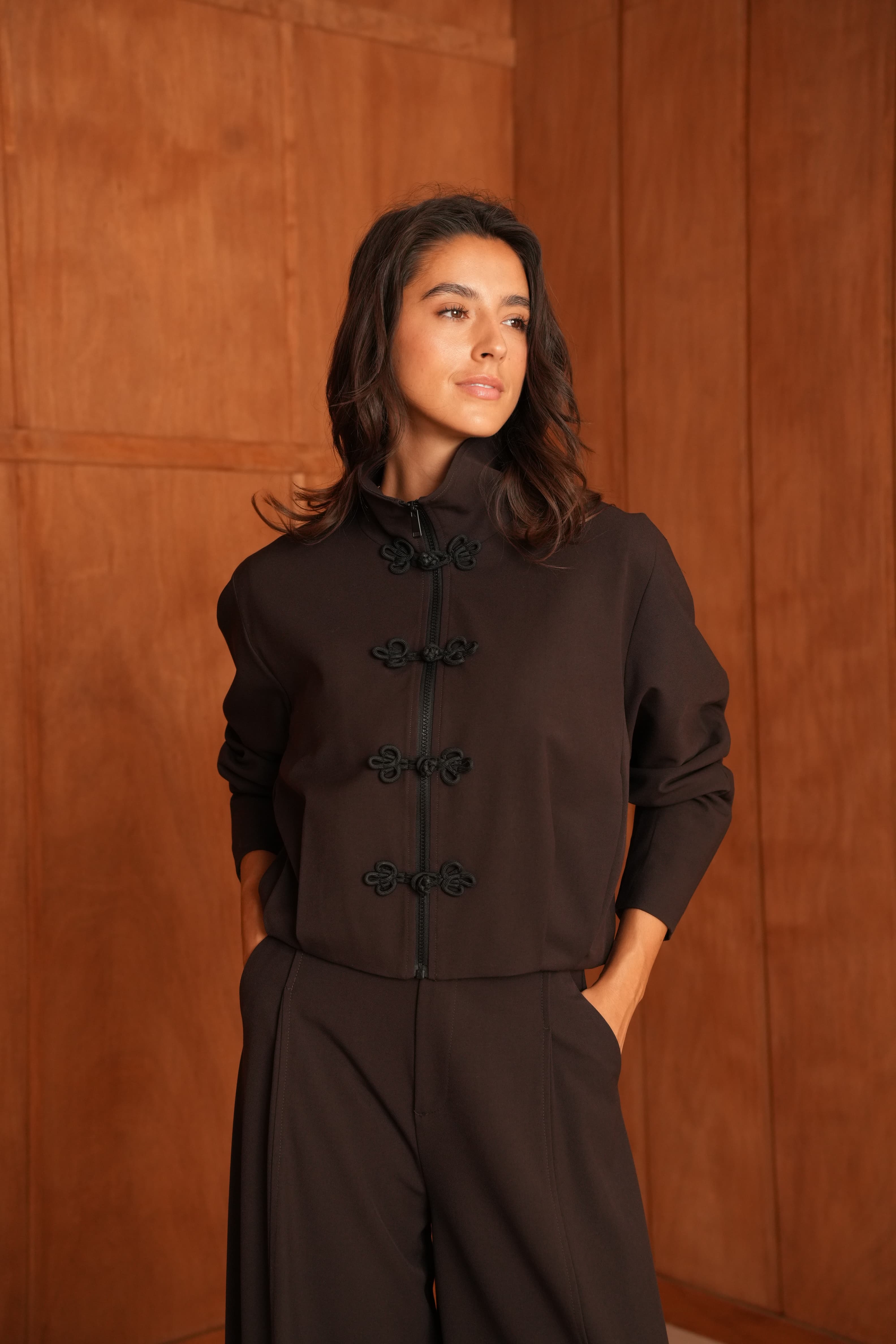 VESTE SORA À BRANDEBOURGS MARRON