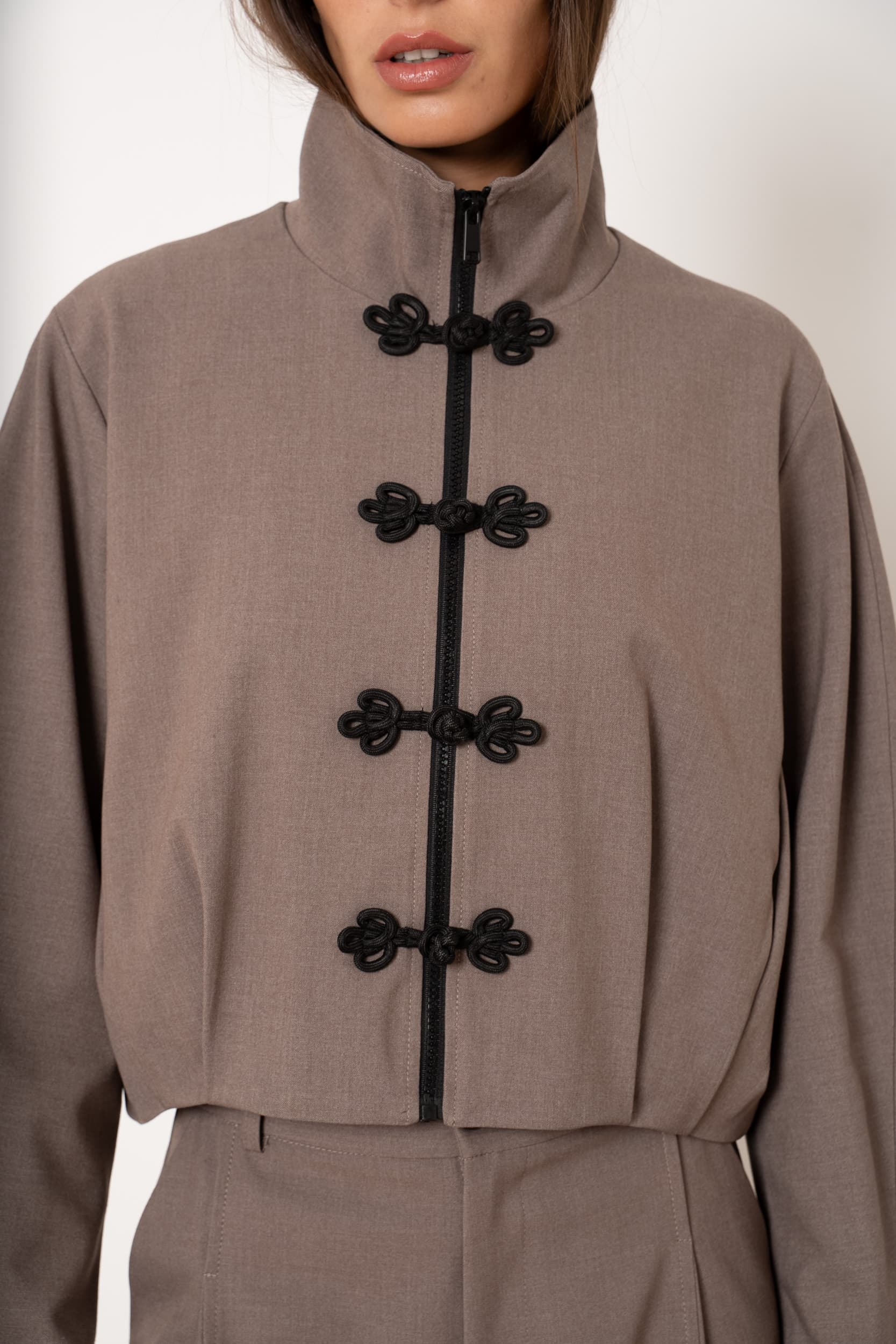 VESTE SORA À BRANDEBOURGS TAUPE