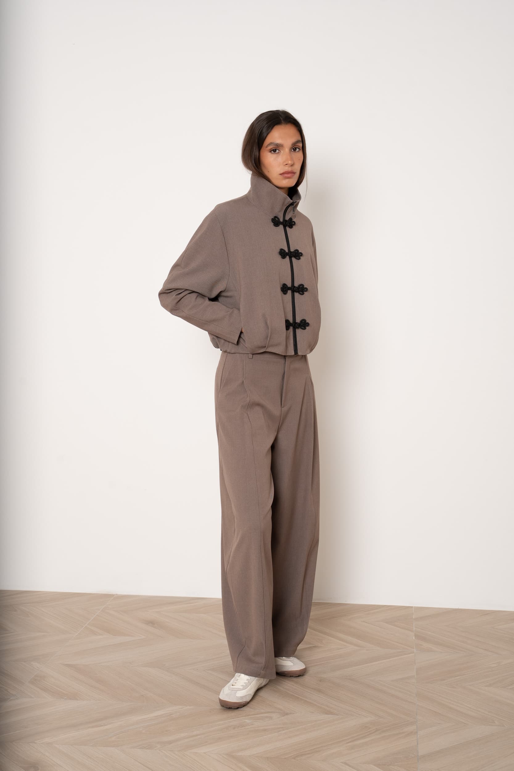VESTE SORA À BRANDEBOURGS TAUPE
