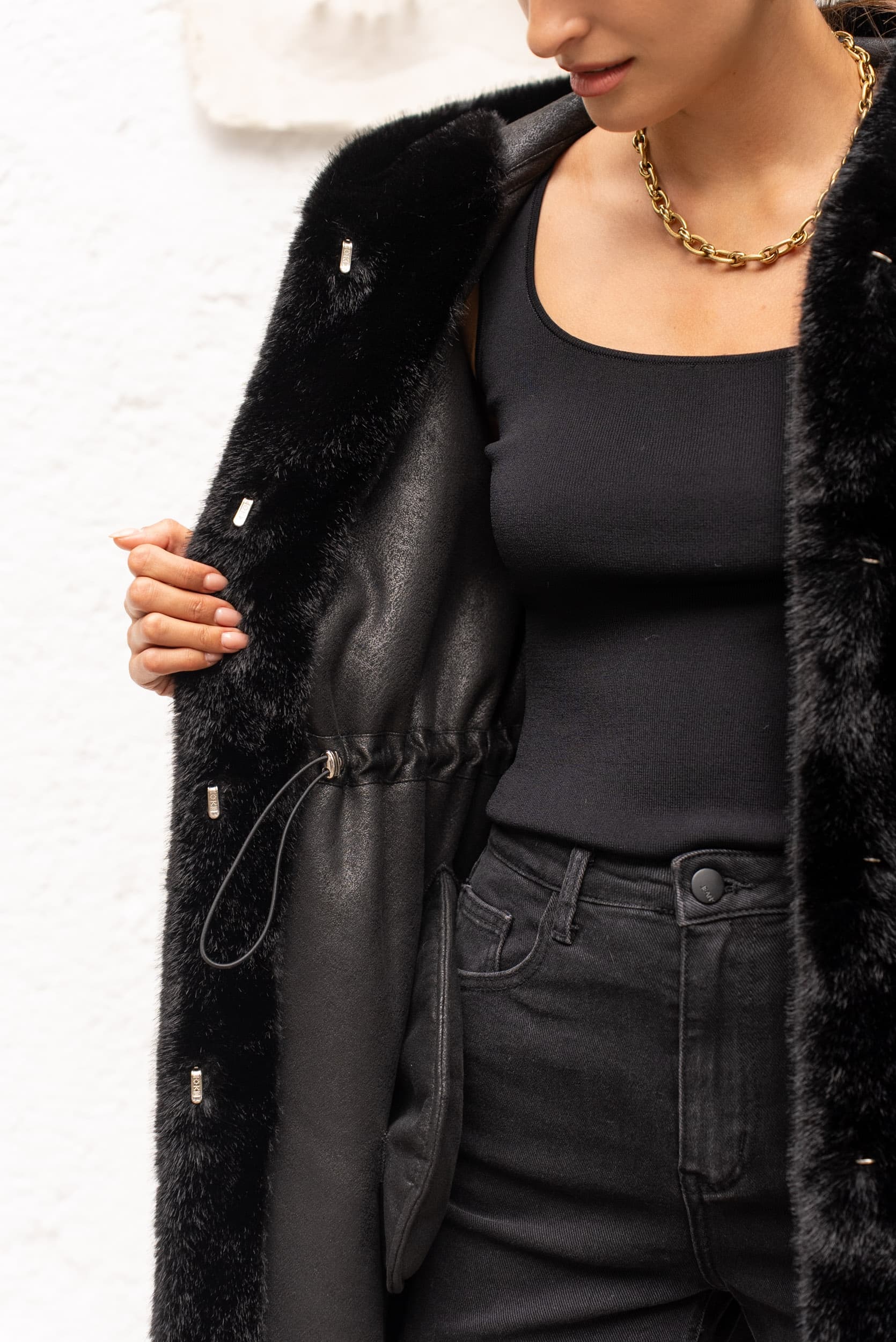 Manteau à capuche en fausse fourrure noir