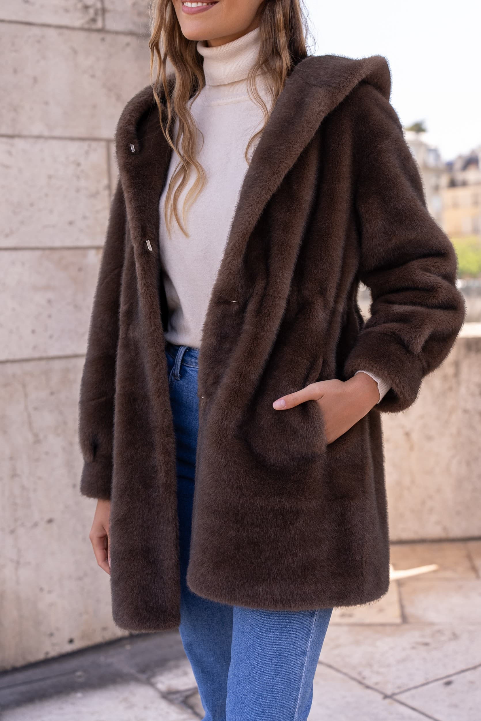 Manteau à capuche en fausse fourrure chocolat