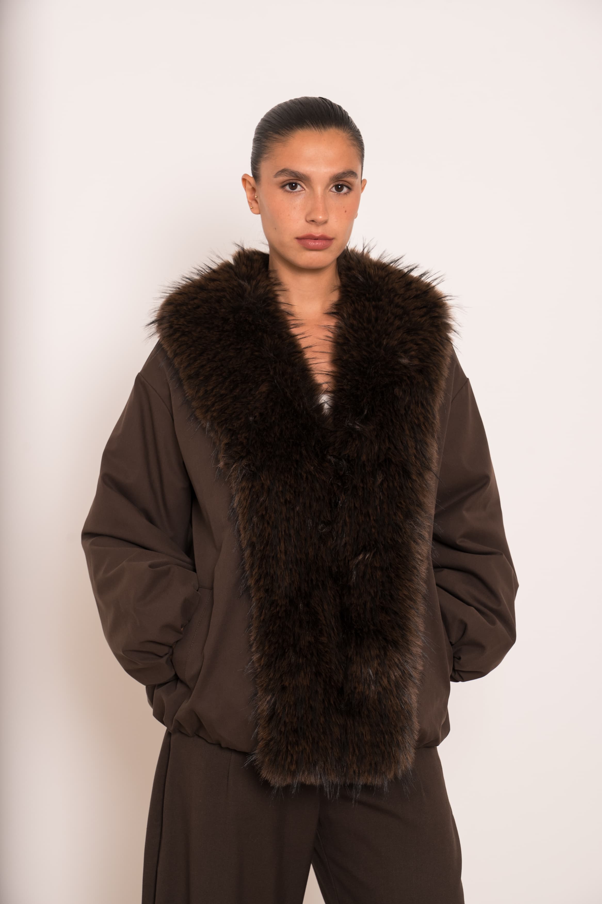 Veste bomber à col en fourrure vegan