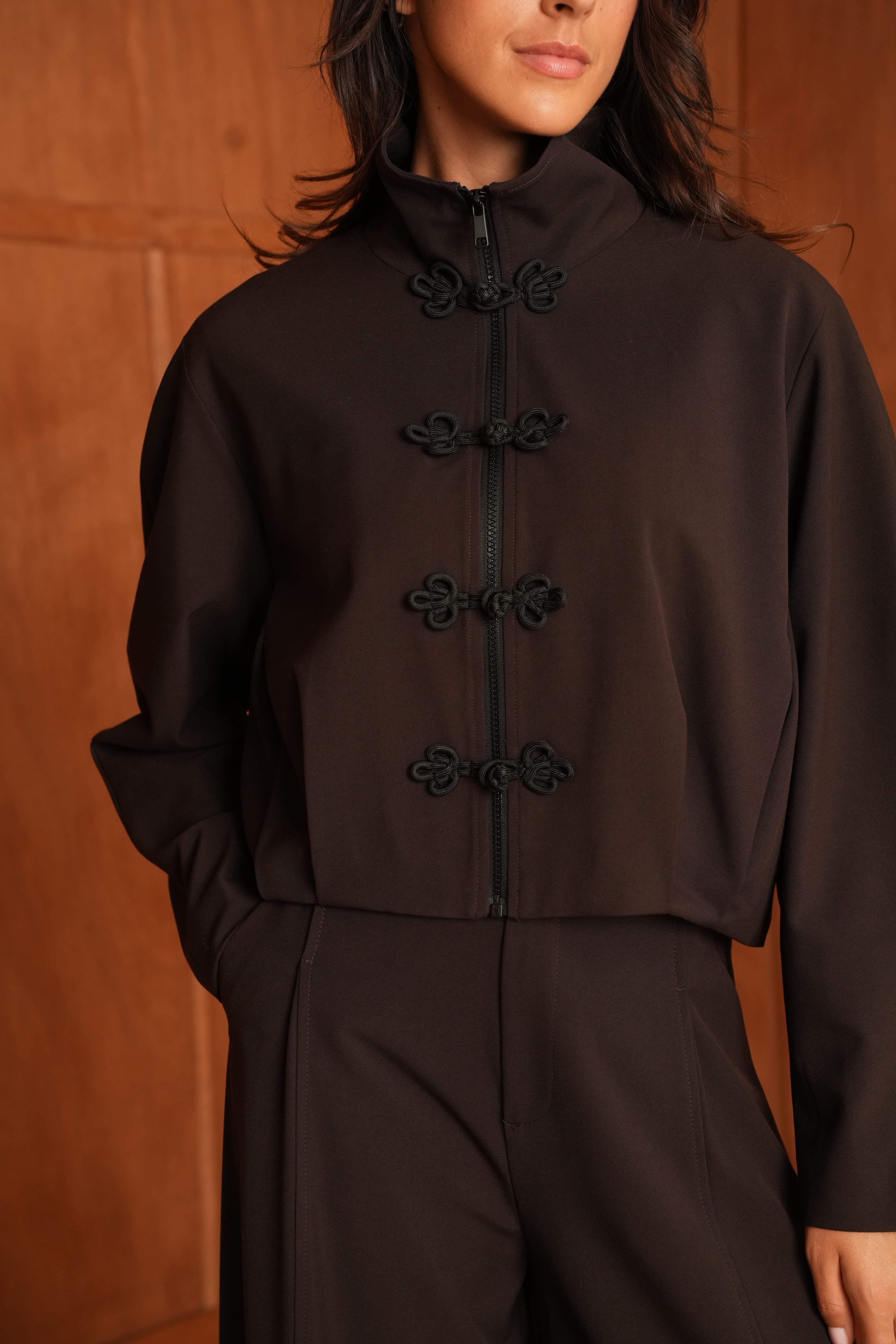 VESTE SORA À BRANDEBOURGS MARRON