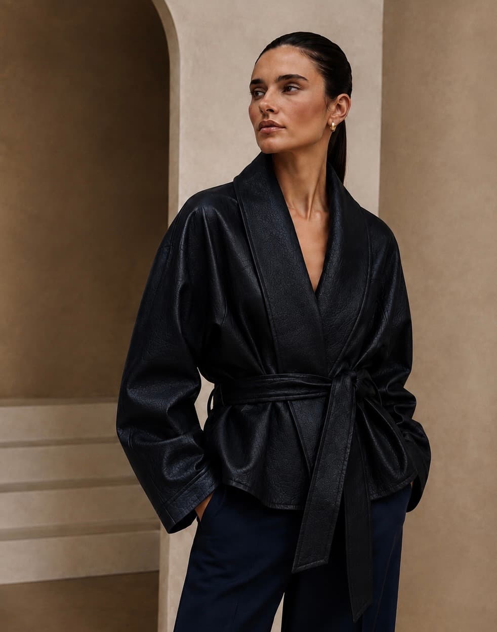 VESTE KIMONO CEINTURÉE EN SIMILI CUIR 