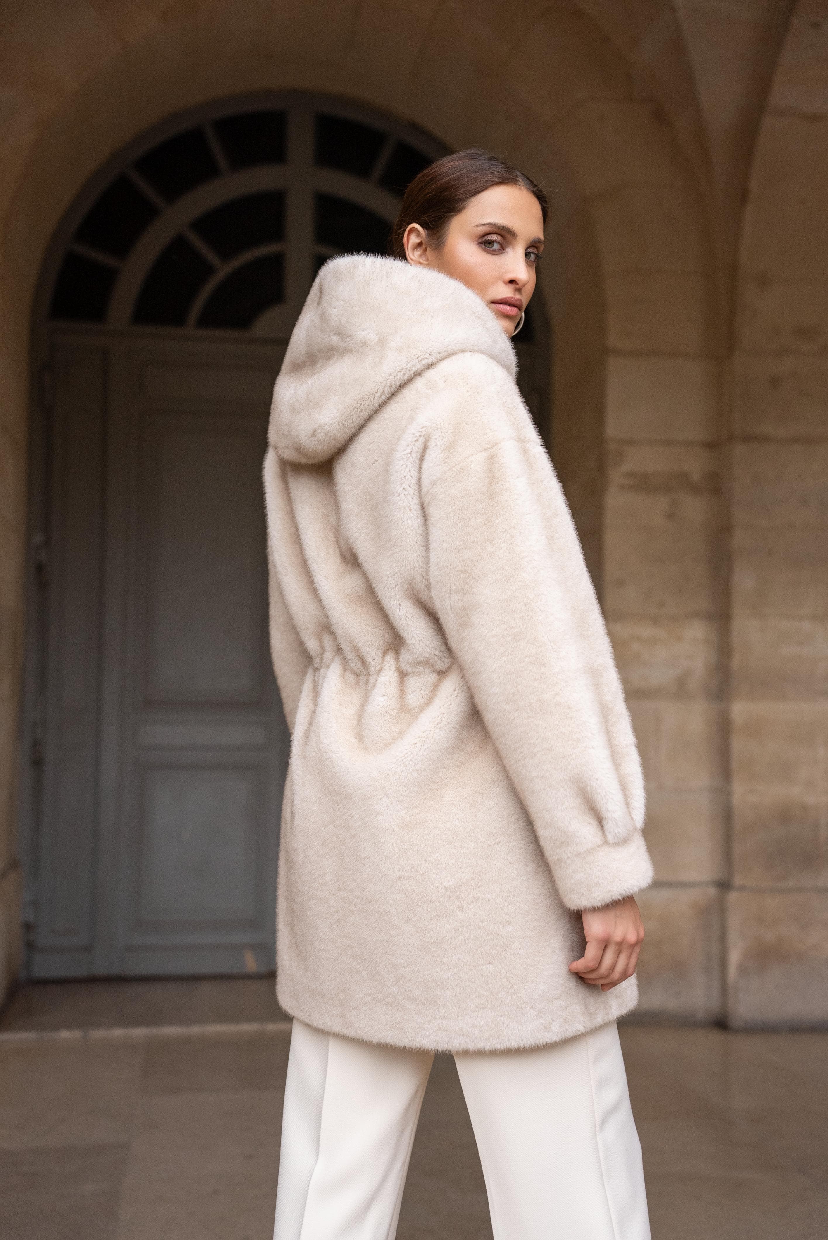 Manteau à capuche en fausse fourrure blanc cassé 