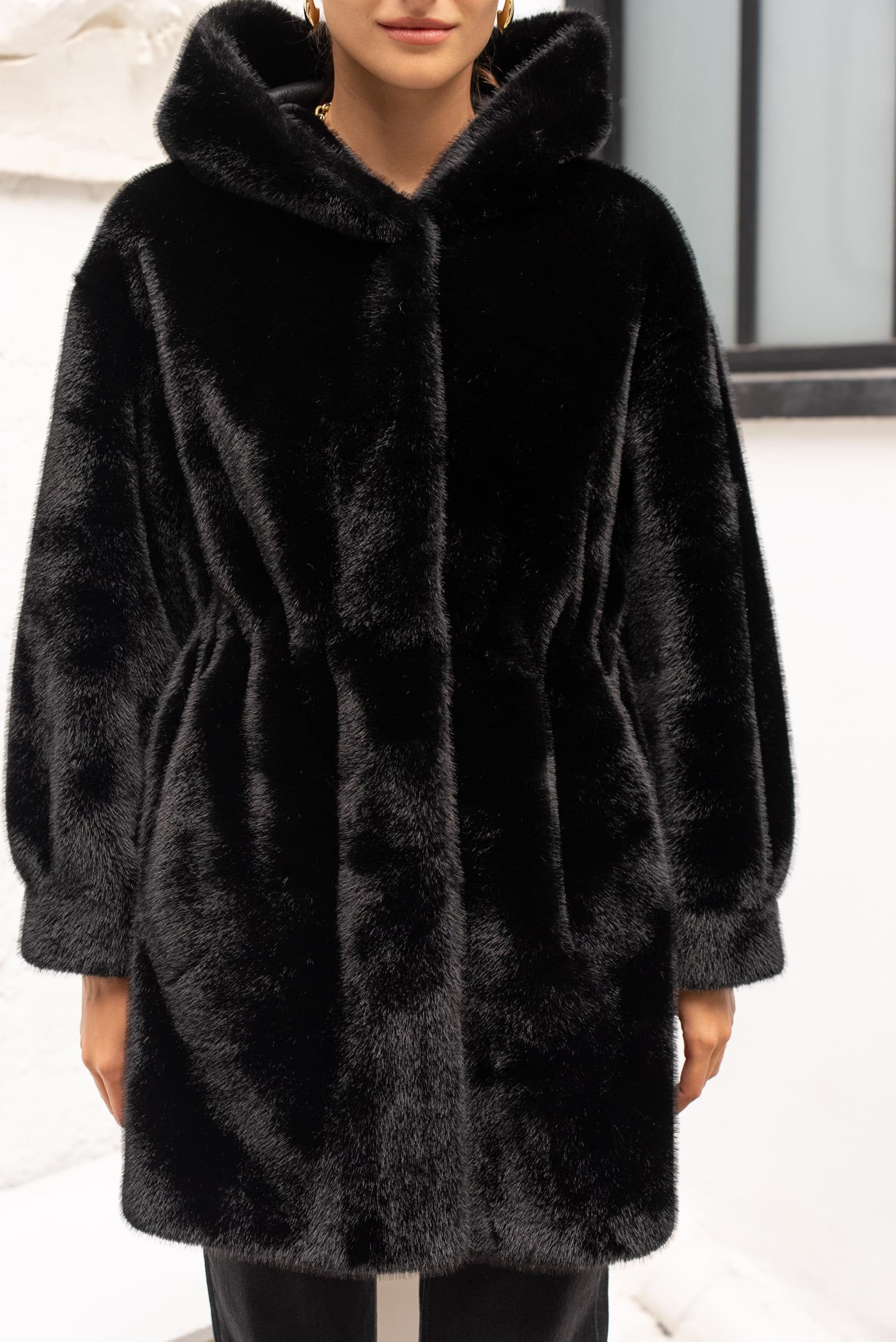 Manteau à capuche en fausse fourrure noir