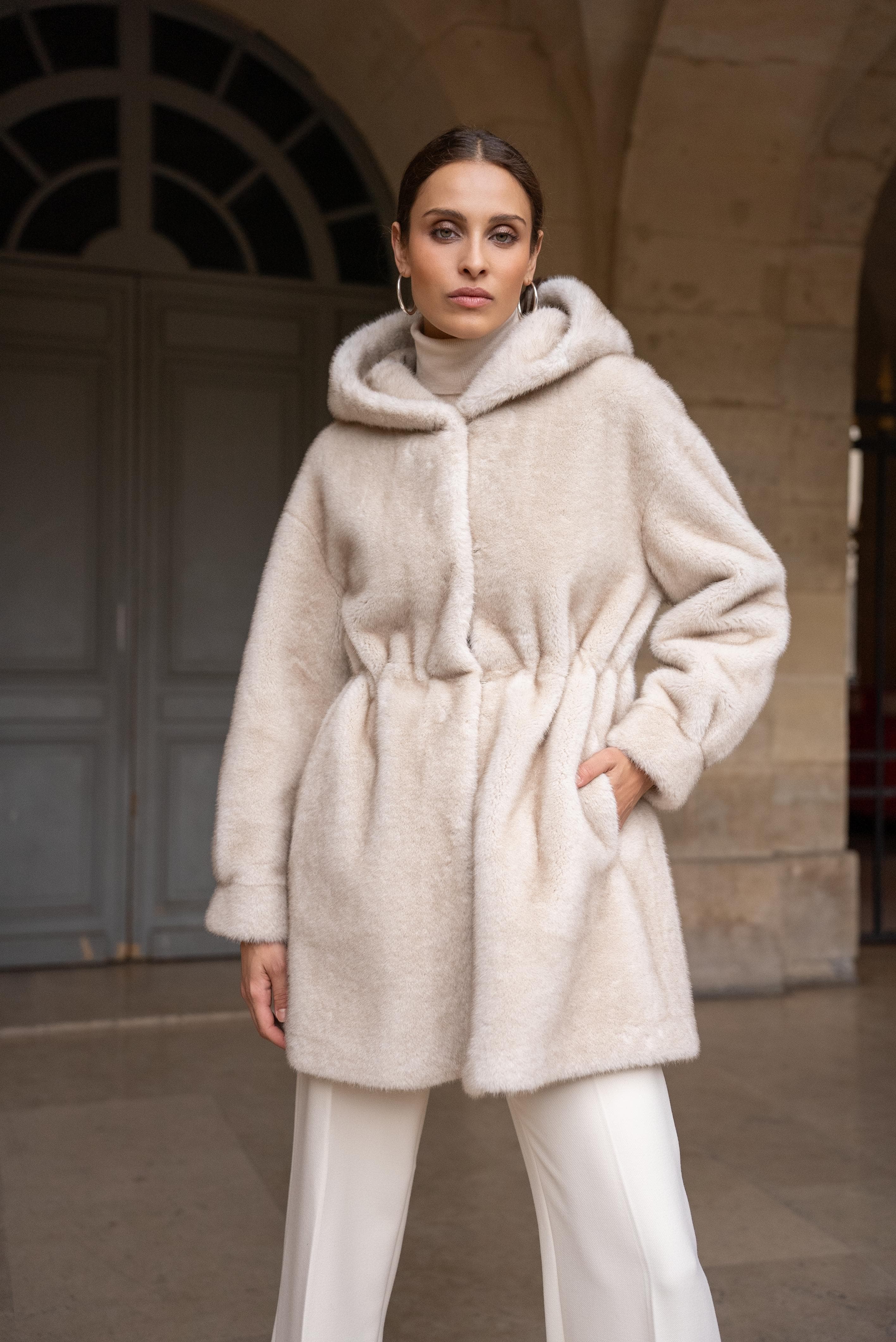 Manteau à capuche en fausse fourrure blanc cassé 