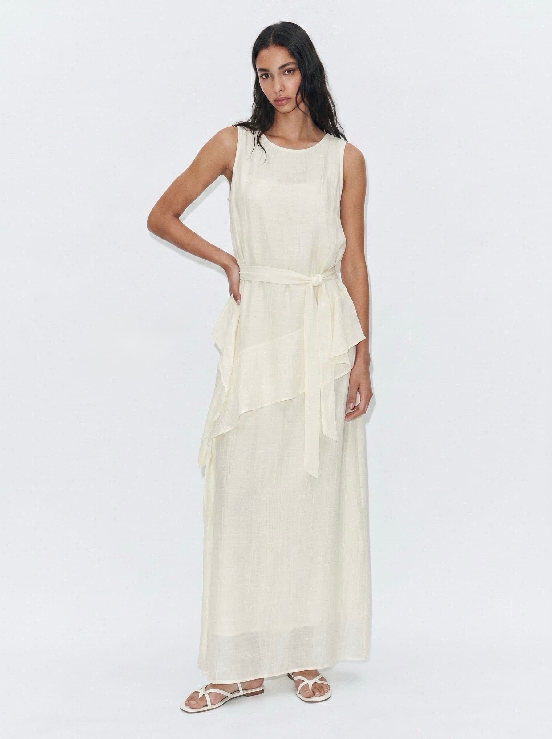 ROBE LONGUE CEINTURÉE À VOLANTS 