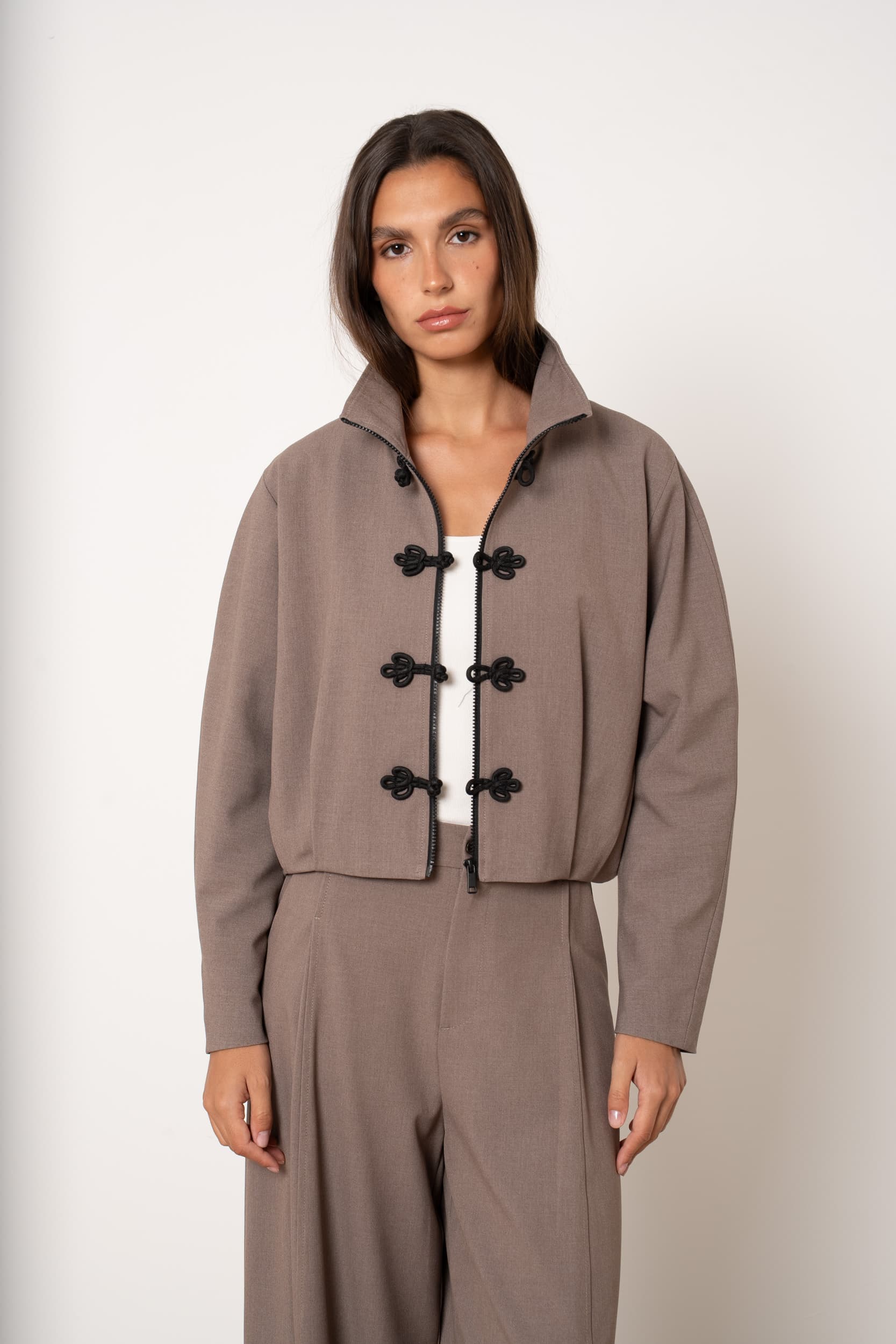 VESTE SORA À BRANDEBOURGS TAUPE